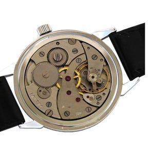 The watch has a fairly large case: the horizontal diameter is 44 millimeters, and the width of the strap mounts is 22 millimeters