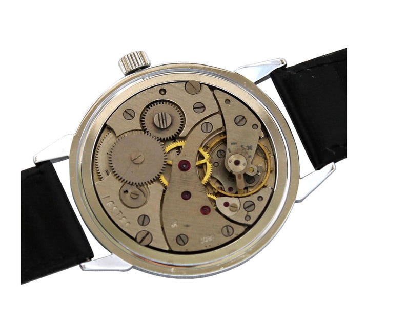 The watch has a fairly large case: the horizontal diameter is 44 millimeters, and the width of the strap mounts is 22 millimeters