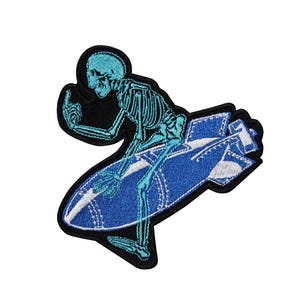 Schedel ruimtevaarder op raket handgemaakte geborduurde opstrijk-/klittenbandpatch op de mouw