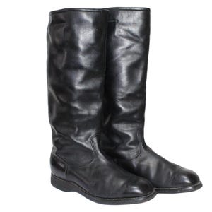 Könnte beinhalten: Ein Paar schwarze, kniehohe Lederstiefel mit spitzer Zehenpartie und niedrigem Absatz.