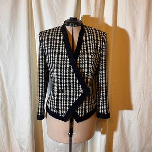 Houndstooth pattern black & white pre-owned vintage women's blazer classic jacket for work and formal occasions