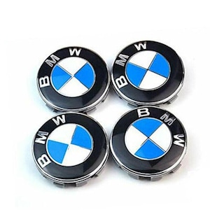 Könnte beinhalten: Vier schwarze und silberne Radkappen mit dem BMW-Logo in Weiß und Blau.