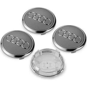 Könnte beinhalten: Satz von vier silbernen und grauen Radnabenabdeckungen mit dem Audi-Logo.