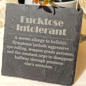 Posavasos de pizarra con cita grabada "Intolerante a la mierda", regalo divertido