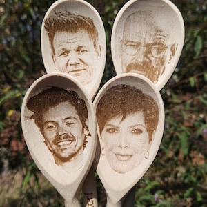 Könnte beinhalten: Vier Holzlöffel mit eingravierten Porträts berühmter Persönlichkeiten. Die Löffel zeigen Bilder von Gordon Ramsay, Walter White, Harry Styles und Kris Jenner. Auf den Griffen steht "do better!" und "Jesse".
