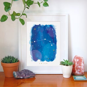 Pu&ograve; includere: Una stampa incorniciata bianca con un'illustrazione ad acquerello della costellazione dell'Ariete in blu e oro. La costellazione &egrave; circondata da stelle bianche e cerchi blu e bianchi. La parola "ARIES" &egrave; stampata in oro nella parte inferiore della stampa.