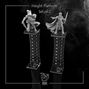 Op de afbeelding: Twee transparante kunststof hoogteplatforms voor miniatuurfiguren, elk met een schaal van 0 tot 90. De platforms zijn gebogen en hebben een drakenlogo onderaan. De tekst "Height Platform Set of 2" staat bovenaan de afbeelding.