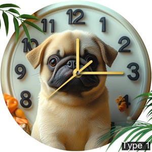 Puede incluir: Un reloj redondo con una esfera blanca y números negros. El reloj está decorado con un cachorro de carlino de pelaje marrón y nariz negra. Las manecillas del reloj son doradas.