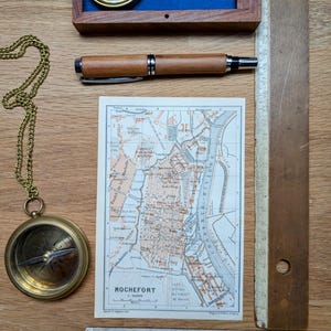Stampato nel 1906, Rochefort, Charente-Maritime, Francia. Originale autentico d'epoca.