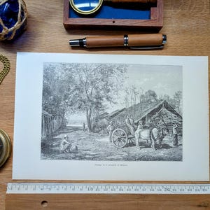 Può includere: Una stampa antica raffigurante una scena rurale con un carro trainato da cavalli, figure e un edificio. La stampa è circondata da una bussola, una penna, una lente d'ingrandimento e un galleggiante di vetro blu. Un righello è posto lungo il bordo inferiore.