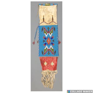 以下が含まれることがあります： 水色の背景に、白、緑、オレンジ、青の幾何学模様が施されたビーズポーチ。下部は白いひし形とフリンジが付いた赤色。上部はクリーム色の革です。