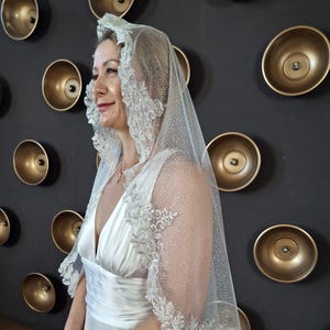 Velo mantilla con cuentas, velo con ribete de encaje, velo de novia con ribete de brillo, velo catedral con velo de encaje, velo color marfil hasta la rodilla, velo con caída hasta la punta de los dedos