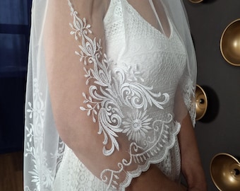 Kurzer Brautschleier Rand Spitzenschleier mit besticktem Hochzeitsschleier Knielänge Schleier Kurzer Schleier Elfenbein-Kapelle Schleier mit Spitzenbesatz Schleier Elfenbein