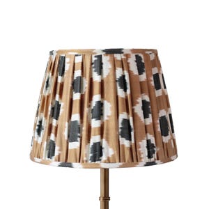 Paralume ikat plissettato marrone fatto a mano: illuminazione in tessuto personalizzata