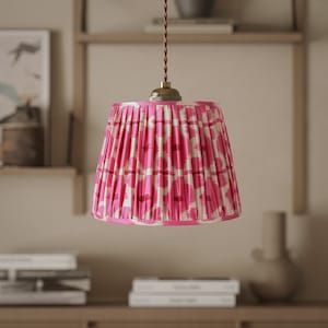 Lampada a sospensione in tessuto plissettato rosa fatto a mano - Illuminazione moderna rustica - Lampada a sospensione su misura - Paralume a sospensione - Lampada da soffitto