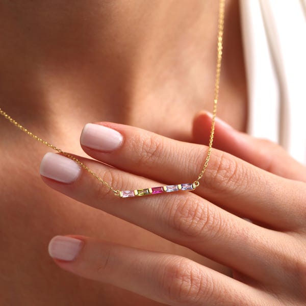 Collar con piedra natal en forma de baguette: recuerdo familiar de plata de ley