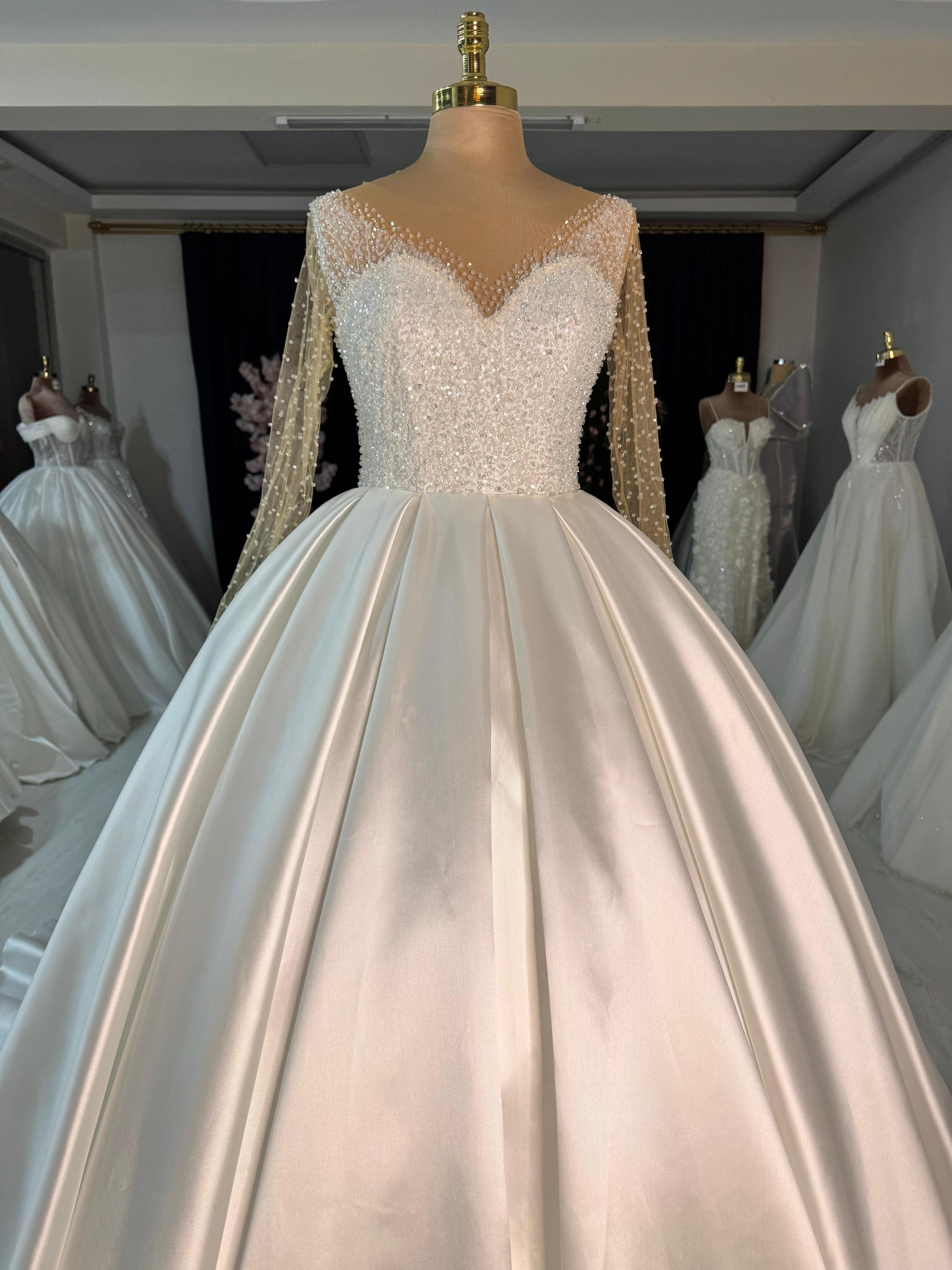 Simple Ball Gown Sweetheart White Long Sleeves Satin Wedding Dresses With Beads