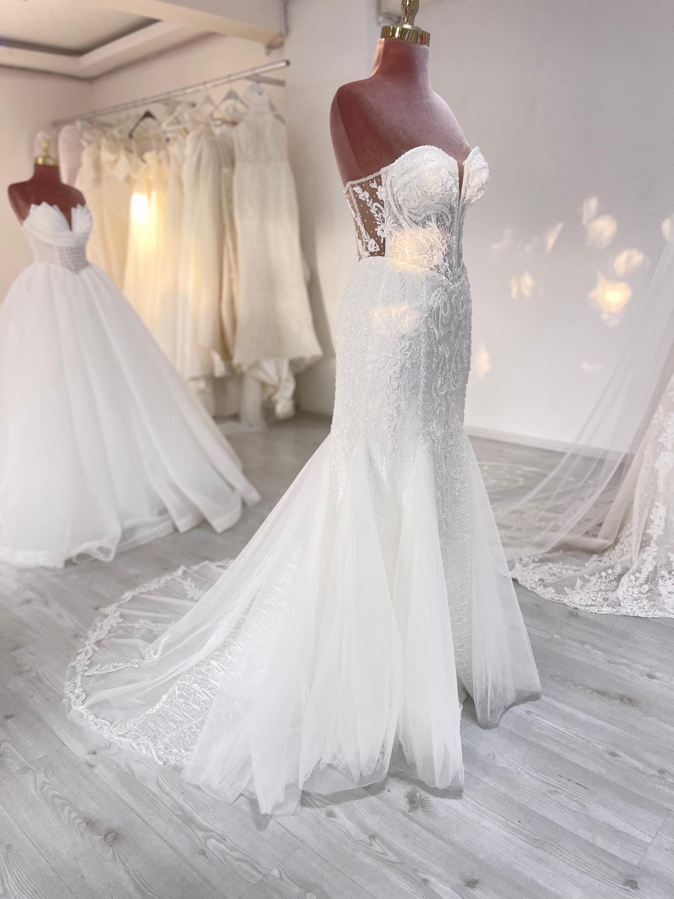 Chic Mermaid Strapless Tulle Lace Beaded Long Wedding Dresses main image 1