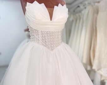 Eleganz Brautkleid mit Brust-Detail, Satin Brautkleid, Schulterfrei Rückenfreies Ballkleid, Zeitloses Satin Brautkleid, Kleid mit langer Schleppe