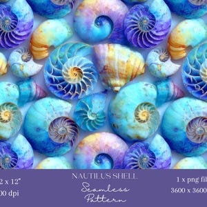 Op de afbeelding: Een naadloos patroon met nautilusschelpen in blauwe, paarse en gele tinten. De schelpen hebben een spiraalvormig ontwerp en zijn gerangschikt in een herhalend patroon. De tekst "NAUTILUS SHELL Seamless Pattern" is inbegrepen.