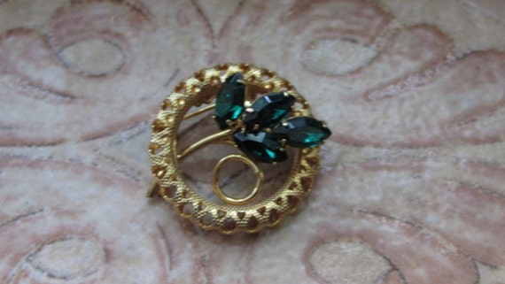 Vintage 1960's CIRCLE PIN Kelly Green Stones - image 1