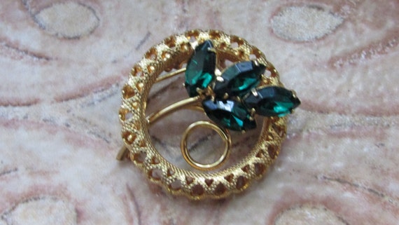 Vintage 1960's CIRCLE PIN Kelly Green Stones - image 2