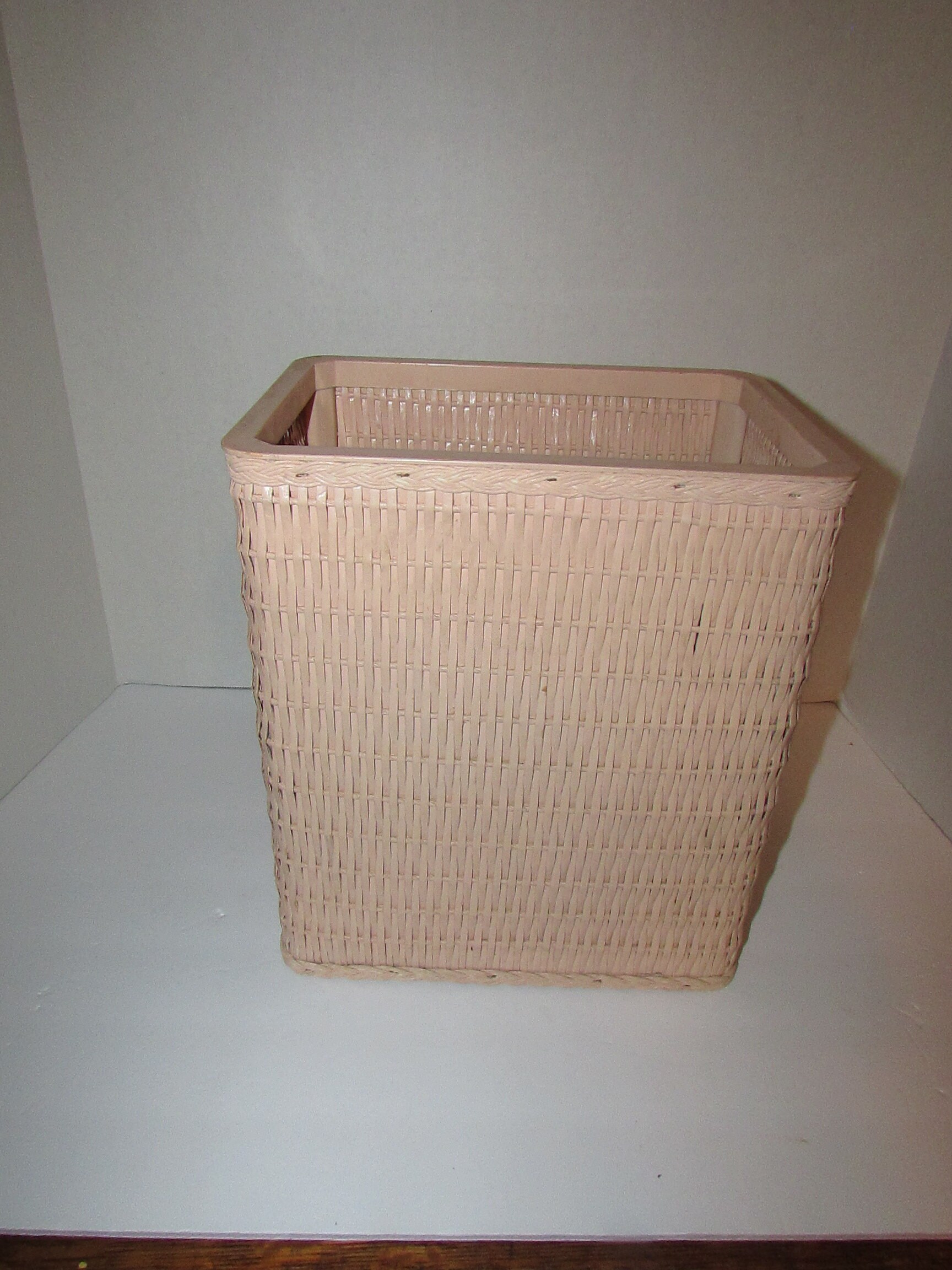 Barbie Pink Rubbermaid Laundry Hamper Basket With Lid And Tag Vintage Retro