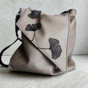 Borsa zaino in pelle sintetica, zaino donna in pelle vegana, borsa a spalla minimal elegante, borsa utility.