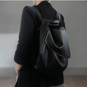 Sac à dos à bandoulière convertible en cuir PU noir, sac à main élégant pour femme.