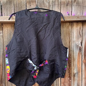 Vintage 90s Basic Editions Halloween Vest - Spooky Grannycore Print M/L A 90s vintage Basic Editions Halloween vest, featuring a playful all-over print with ghosts, pumpkins, skeletons, witches, and gravestones on a black background