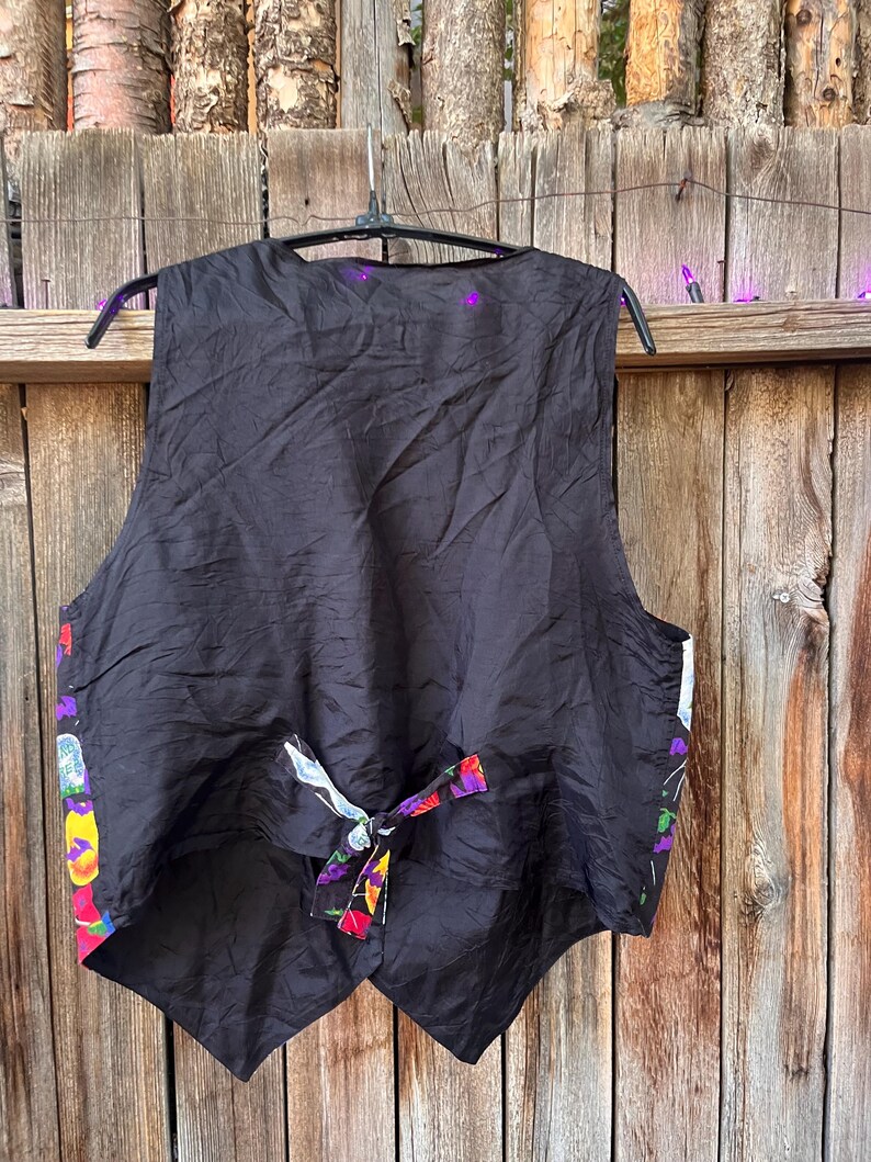 Vintage 90s Basic Editions Halloween Vest - Spooky Grannycore Print M/L A 90s vintage Basic Editions Halloween vest, featuring a playful all-over print with ghosts, pumpkins, skeletons, witches, and gravestones on a black background