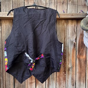 Vintage 90s Basic Editions Halloween Vest - Spooky Grannycore Print M/L A 90s vintage Basic Editions Halloween vest, featuring a playful all-over print with ghosts, pumpkins, skeletons, witches, and gravestones on a black background
