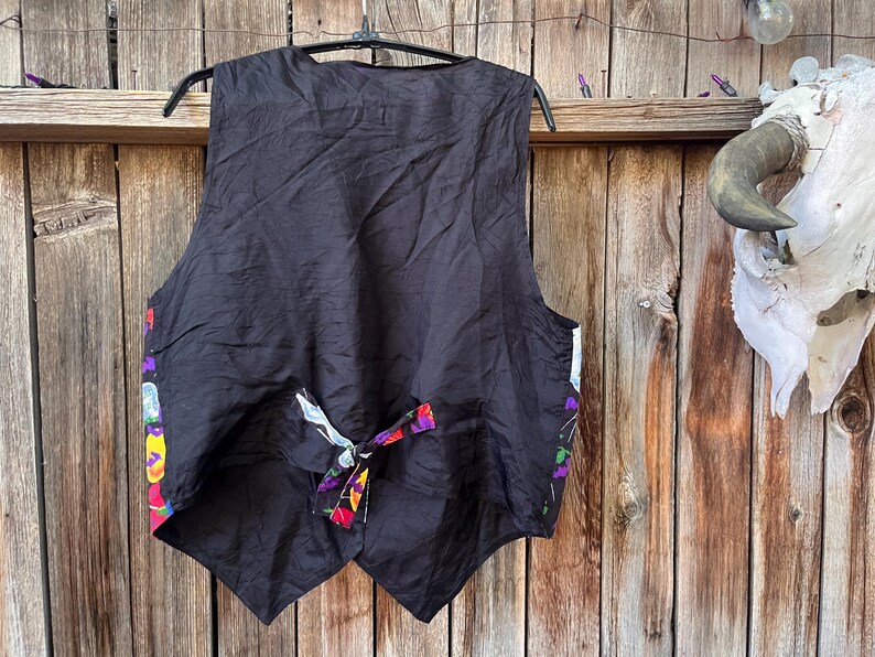 Vintage 90s Basic Editions Halloween Vest - Spooky Grannycore Print M/L A 90s vintage Basic Editions Halloween vest, featuring a playful all-over print with ghosts, pumpkins, skeletons, witches, and gravestones on a black background