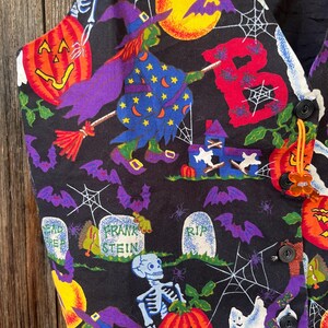Vintage 90s Basic Editions Halloween Vest - Spooky Grannycore Print M/L A 90s vintage Basic Editions Halloween vest, featuring a playful all-over print with ghosts, pumpkins, skeletons, witches, and gravestones on a black background