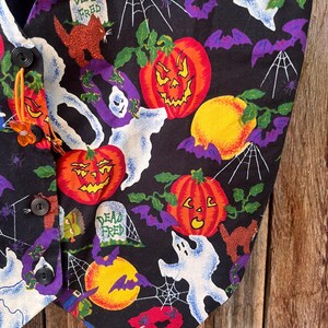 Vintage 90s Basic Editions Halloween Vest - Spooky Grannycore Print M/L A 90s vintage Basic Editions Halloween vest, featuring a playful all-over print with ghosts, pumpkins, skeletons, witches, and gravestones on a black background