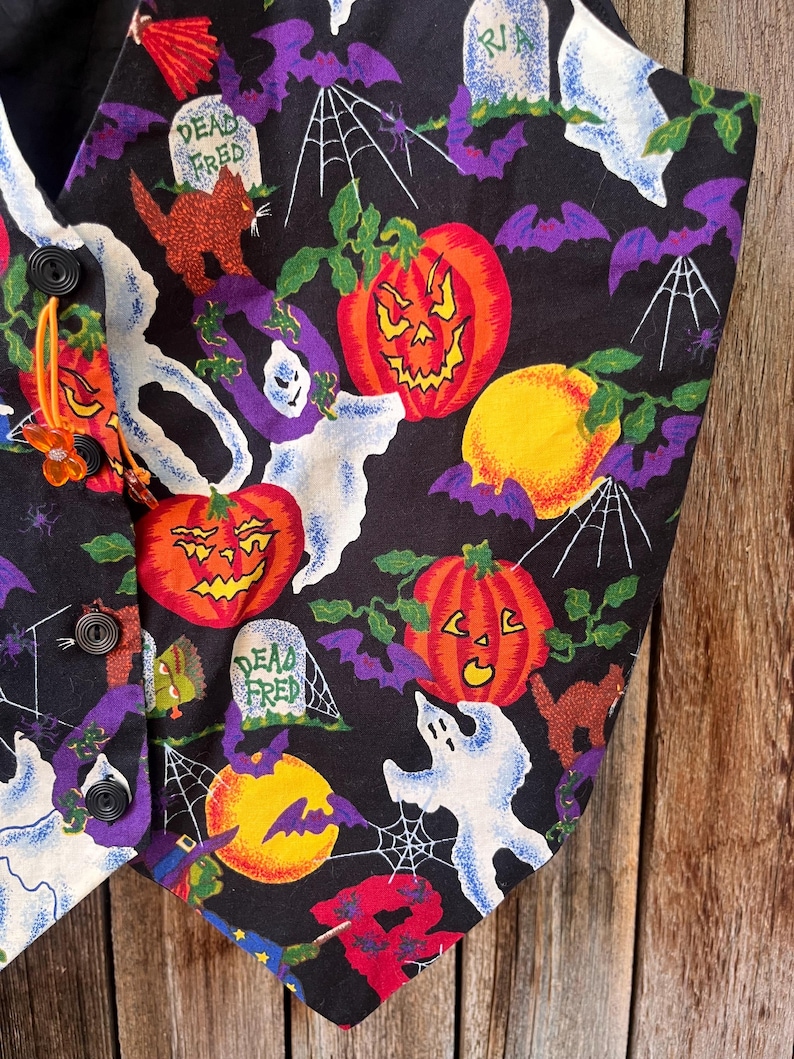 Vintage 90s Basic Editions Halloween Vest - Spooky Grannycore Print M/L A 90s vintage Basic Editions Halloween vest, featuring a playful all-over print with ghosts, pumpkins, skeletons, witches, and gravestones on a black background
