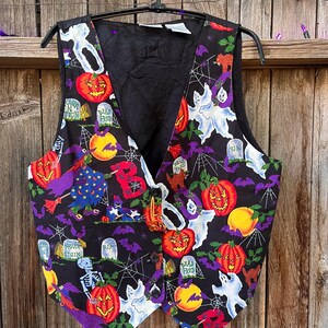 Vintage 90s Basic Editions Halloween Vest - Spooky Grannycore Print M/L A 90s vintage Basic Editions Halloween vest, featuring a playful all-over print with ghosts, pumpkins, skeletons, witches, and gravestones on a black background