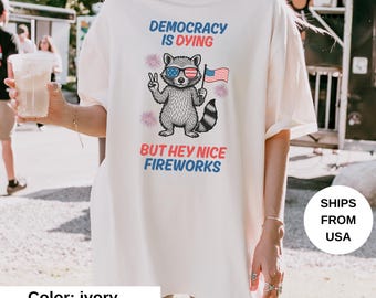 Chemise de protestation Comfort Colors® pour le 4 juillet, chemise politique, chemise raton laveur rigolote, la démocratie se meurt, chemise patriotique du jour de l'indépendance