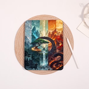 Puede incluir: Una alfombrilla de ratón rectangular con una ilustración dividida en paneles verticales. El diseño muestra un paisaje de fantasía con un arco de piedra central, una cascada, un bonsái, un dragón negro, un caballo oscuro y varias lunas.