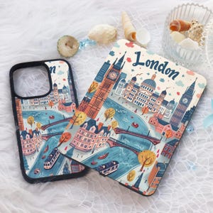 Könnte beinhalten: Ein Handy- und ein Tablethüllen-Set mit London-Motiv. Beide Hüllen zeigen eine farbenfrohe Illustration von Londoner Sehenswürdigkeiten, darunter Big Ben, das London Eye und das Houses of Parliament. Der Text "London" ist auf der Tablethülle aufgedruckt.