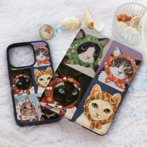 Może przedstawiać: Dwa etui na telefon z kolażem kolorowych ilustracji kotów w różnych wzorzystych czapach. Etui wykonane są z czarnego plastiku i mają błyszczące wykończenie.