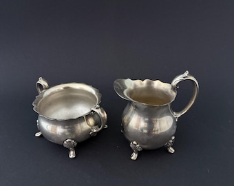 アンティークの小さな銀メッキのミルクジャグとシュガーボウル