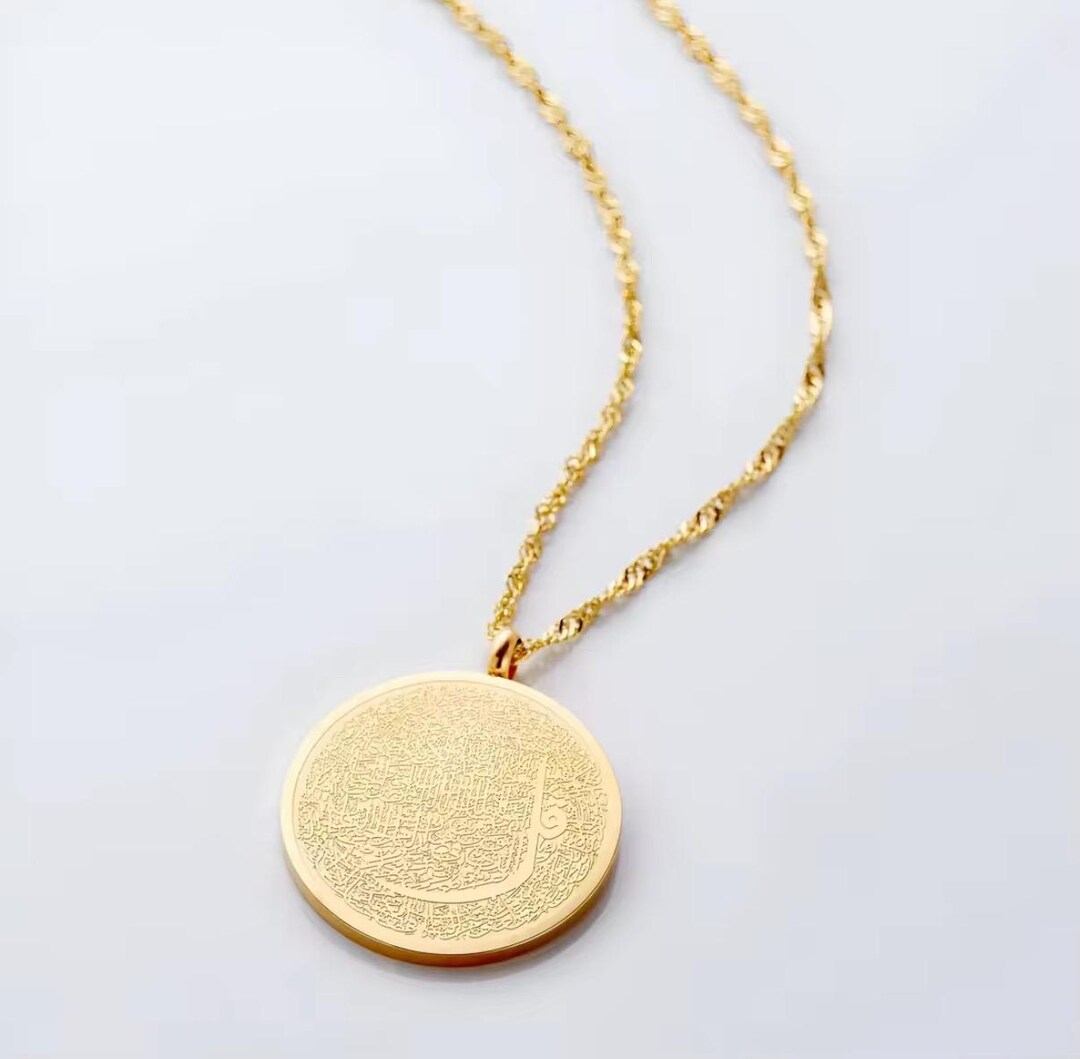 18K　ネックレス　イスラム教典　アヤトゥルクルシ 18Kゴールドメッキのアヤトゥル・クルシネックレスと4つのクル詩
