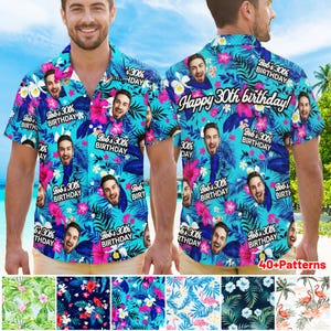 Puede incluir: Una camisa de manga corta con un estampado floral tropical en tonos azules, rosas y blancos. La camisa presenta un patrón repetido de una cara y el texto "Bob's 30th Birthday" y "Happy 30th birthday!"