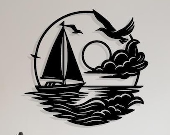 Decorazione murale in metallo a forma di barca a vela, con tema nautico e tramonto.