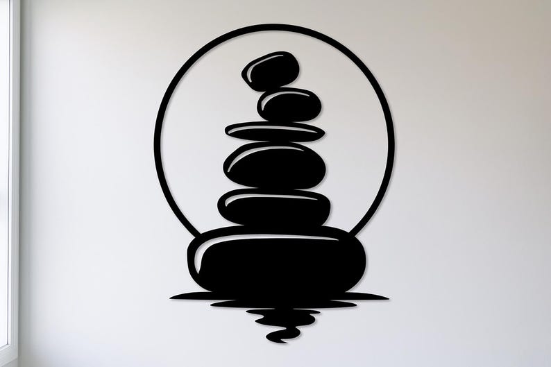 Pu&ograve; includere: Arte da parete in metallo nero raffigurante una pila di pietre lisce, che simboleggia equilibrio e serenit&agrave;. Le pietre sono racchiuse in una cornice circolare, con un effetto di riflesso alla base. Design minimalista.