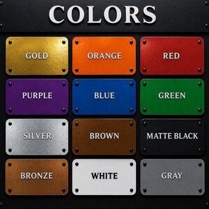 Pu&ograve; includere: Un'esposizione di campioni di colore su sfondo nero. La parola "COLORI" &egrave; in alto. Ogni campione &egrave; una piastra metallica rettangolare con un colore diverso e il nome del colore: Oro, Arancione, Rosso, Viola, Blu, Verde, Argento, Marrone, Nero opaco, Bronzo, Bianco e Grigio.
