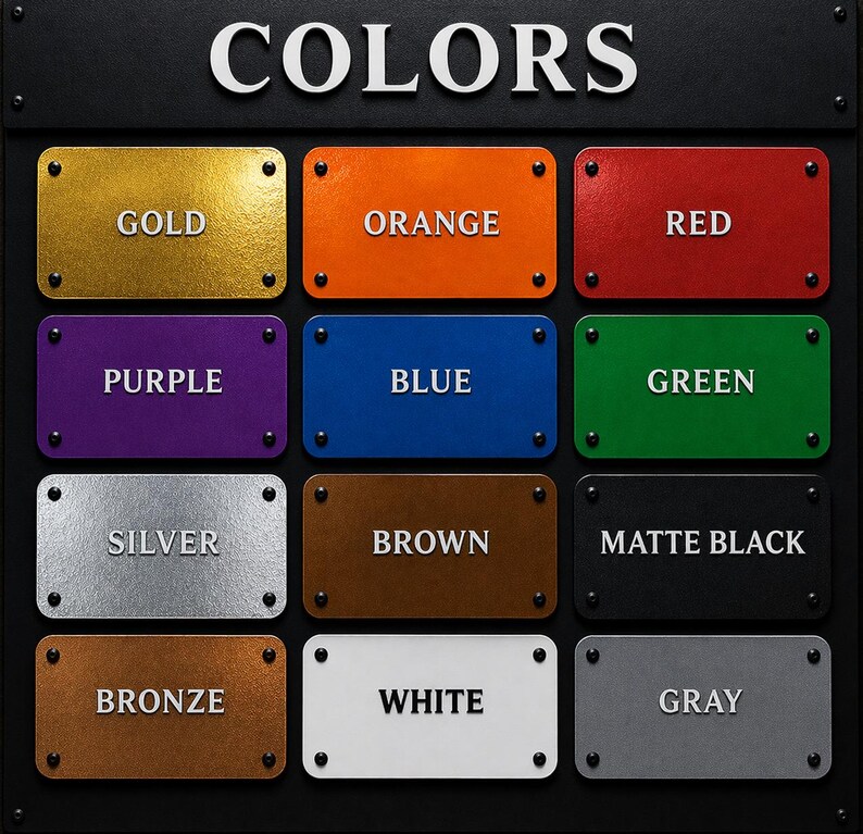Pu&ograve; includere: Un'esposizione di campioni di colore su sfondo nero. La parola "COLORI" &egrave; in alto. Ogni campione &egrave; una piastra metallica rettangolare con un colore diverso e il nome del colore: Oro, Arancione, Rosso, Viola, Blu, Verde, Argento, Marrone, Nero opaco, Bronzo, Bianco e Grigio.