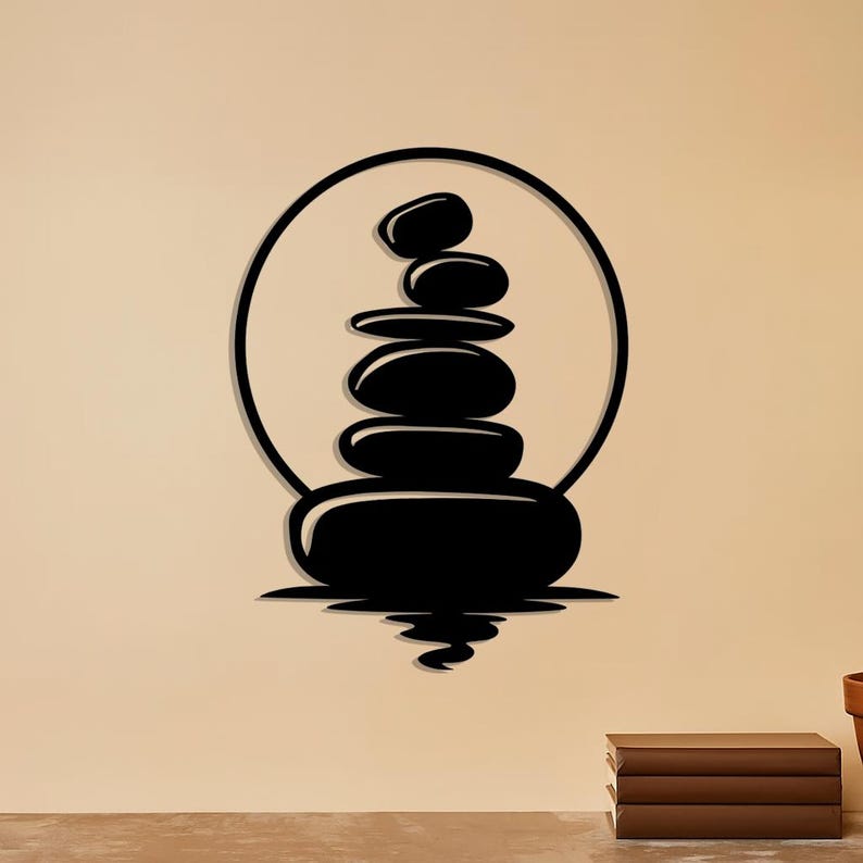 Pu&ograve; includere: Un'opera d'arte da parete in bianco e nero raffigurante una pila di pietre lisce all'interno di un cerchio, con un riflesso sottostante. Il design evoca un senso di equilibrio e tranquillit&agrave;, adatto all'arredamento della casa o a un ambiente spa.