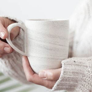 Grande tasse en céramique mouchetée , Tasse 14oz  fabriquée à la main , Tasse avec anse